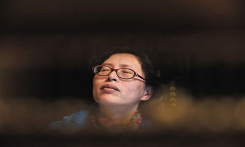 人們將醫(yī)療制度的憤懣情緒，寄托在這個(gè)走廊醫(yī)生身上，共同沉浸在受迫害的幻覺之中