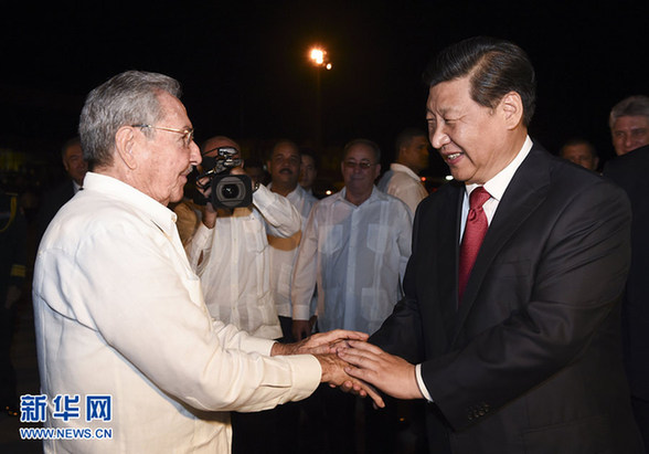 這是古巴國(guó)務(wù)委員會(huì)主席兼部長(zhǎng)會(huì)議主席勞爾·卡斯特羅到機(jī)場(chǎng)為習(xí)近平送行。