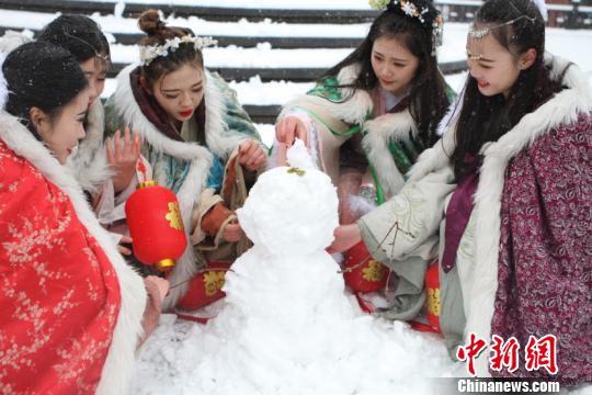 古裝美女雪中斗艷穿越古今玩“打雪仗、堆雪人”